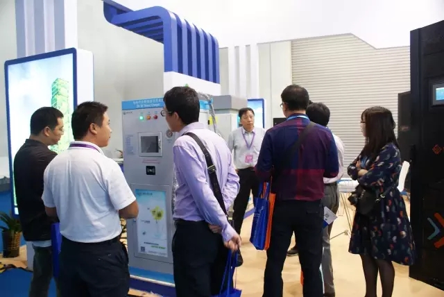 客戶對恩億梯電動汽車充電樁興致盎然 客戶對恩億梯電動汽車充電樁興致盎然